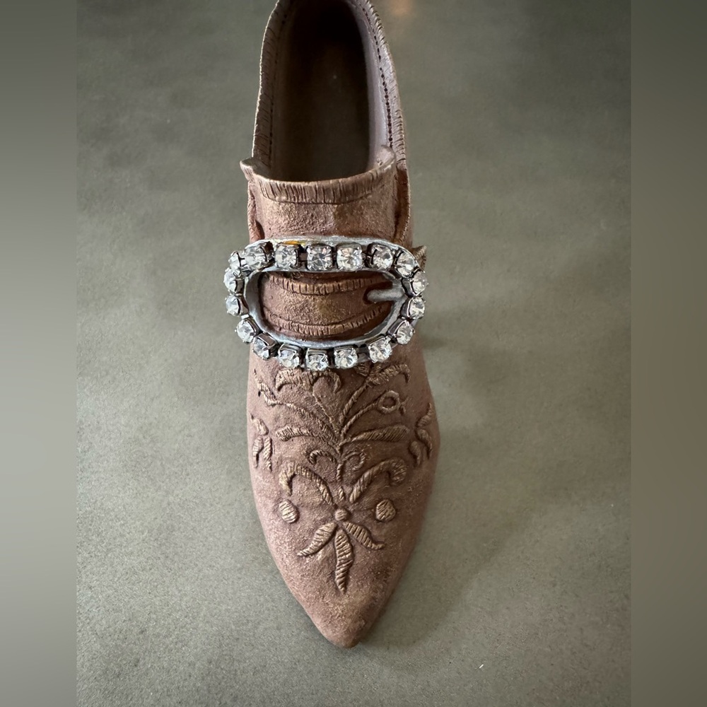 Just the Right Shoe by Raine, Item 25014,Teetering Court, Circa 1780,Box,Retired